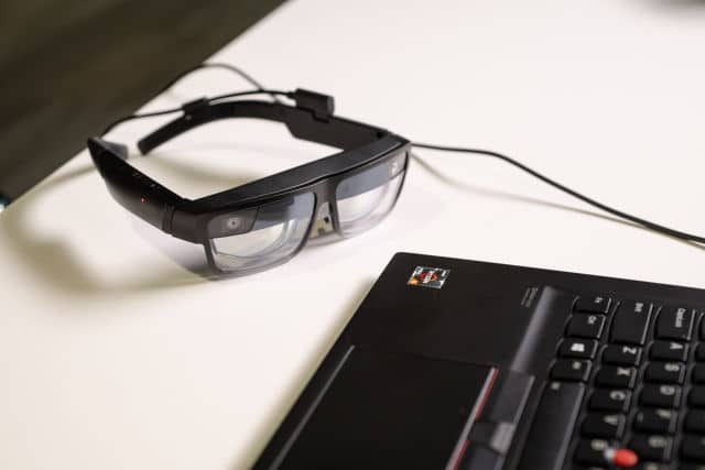 Lenovo lança óculos de realidade aumentada para celulares Motorola